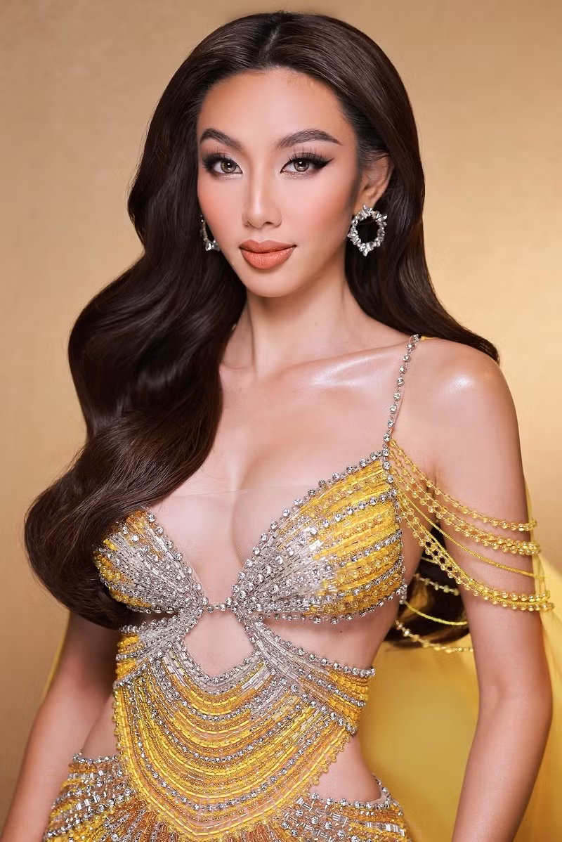 Bên cạnh đại diện Việt Nam năm nay, đương kim Hoa hậu Hòa bình Quốc tế Nguyễn Thúc Thùy Tiên cũng nổi bật không kém khi xuất hiện trên ghế giám khảo.