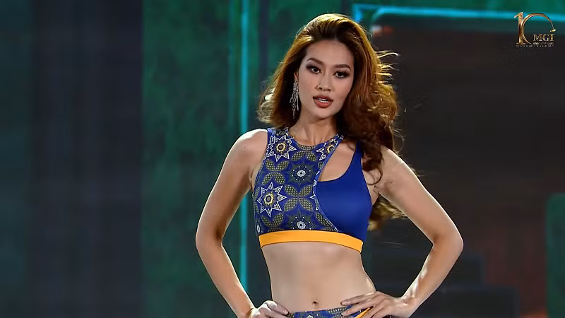 Trong phần thi trang phục thể thao, Thiên Ân khiến fan sắc đẹp “đứng ngồi không yên” khi làm chủ sân khấu, sải những bước chân đầy tự tin cùng kỹ năng hất tóc quyến rũ.