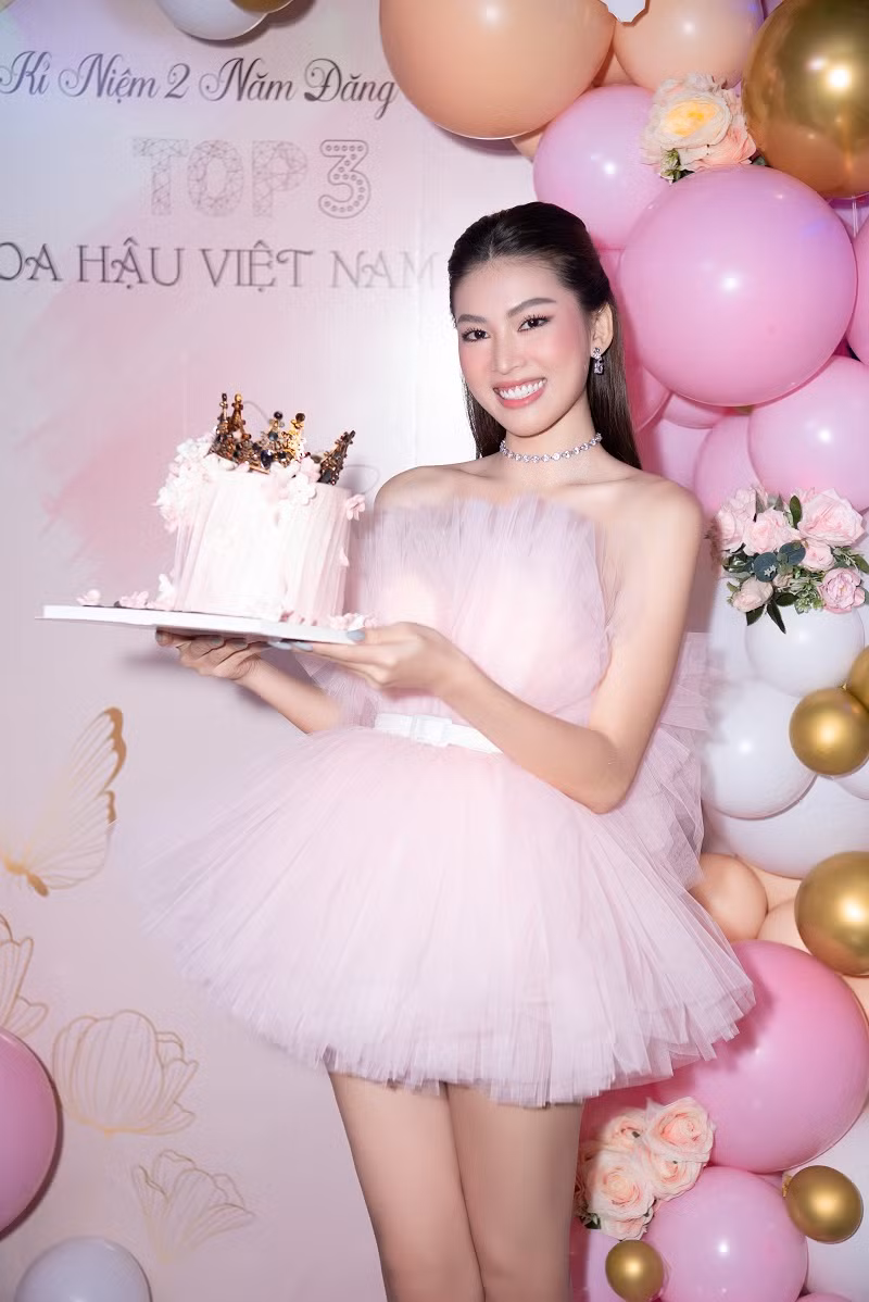 Sau đăng quang, cả ba đều chăm chỉ trong các hoạt động cộng đồng, thiện nguyện cũng như lĩnh vực nghệ thuật, giải trí.