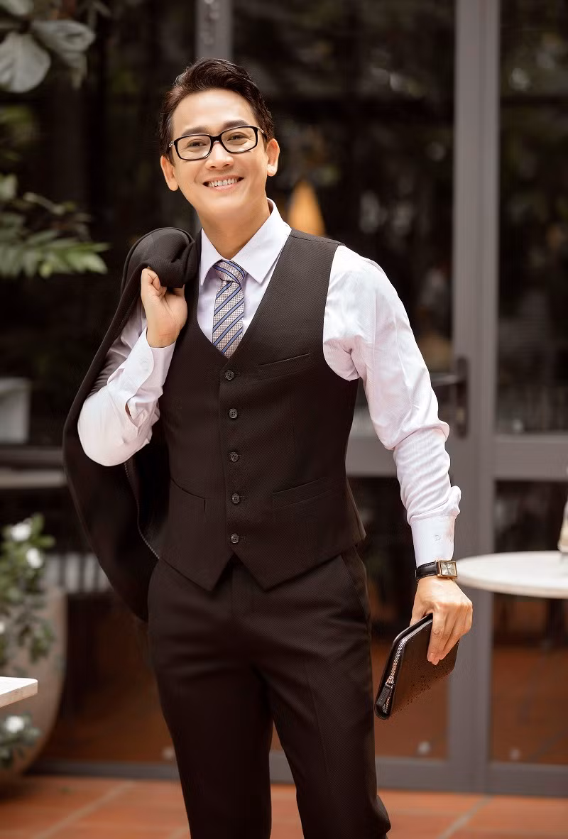 Nam diễn viên từng tiết lộ, ngoài đời anh khó tính và nóng tính, không hoàn mỹ như các nhân vật trên màn ảnh. "Tôi bộc trực và thật tâm nên cũng hay mất lòng người khác, nhưng may là “mất lòng trước được lòng sau”, anh chia sẻ.