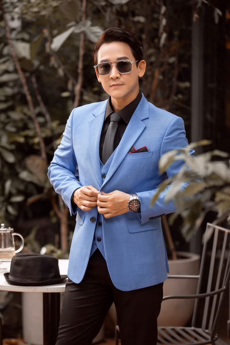 Làm mẫu cho bộ ảnh thời trang mới, diễn viên Hứa Vĩ Văn xuất hiện trẻ trung, lịch lãm trong những bộ suit đa dạng sắc màu.