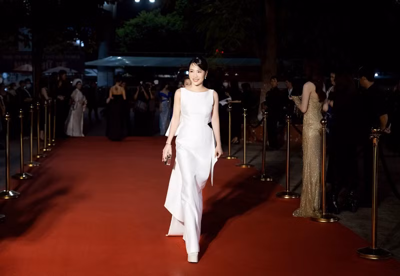 Mới đây, NTK Hà Miau gây chú ý khi xuất hiện trong hai sự kiện thời trang. Dù bận rộn với công việc cuối năm nhưng khi nhận được lời mời tham gia các sự kiện liên quan đến lĩnh vực thời trang, Hà Miau đều cố gắng sắp xếp lịch trình để có thể góp mặt, trò chuyện và chia vui cùng các đồng nghiệp.