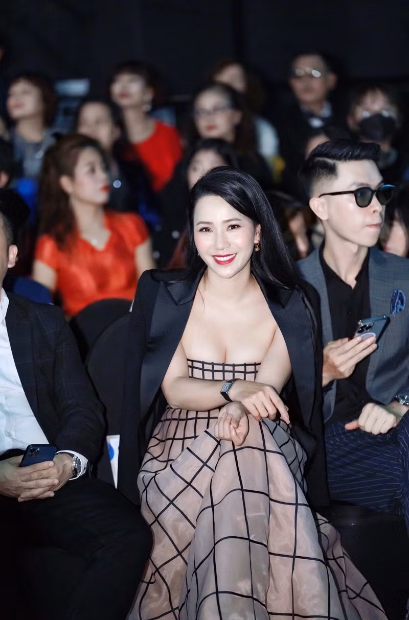 Hà Miau chiếm trọn ánh nhìn và nhận được nhiều lời khen ngợi từ các khách mời, đồng nghiệp với những lựa chọn trang phục này.