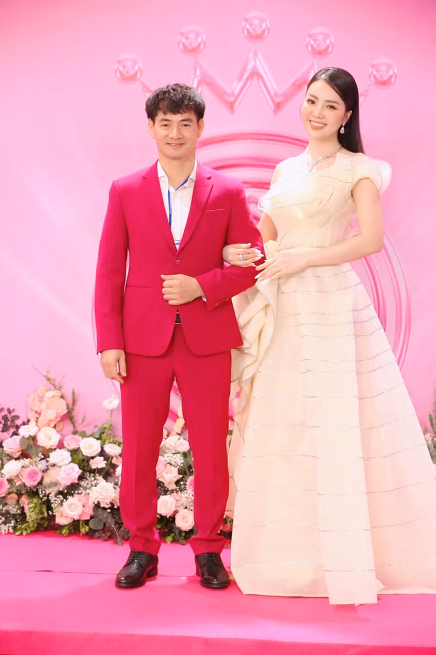 Á hậu Thụy Vân xuất hiện cùng nghệ sĩ Xuân Bắc. Cả hai đảm nhận vai trò giám khảo cuộc thi.