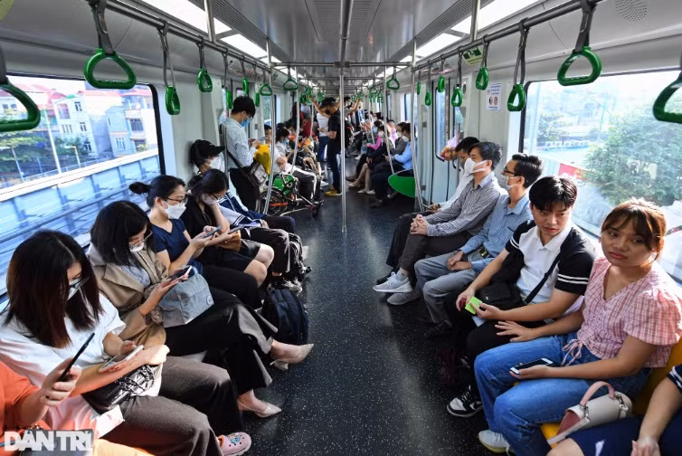 7h sáng, tàu điện trên cao Cát Linh - Hà Đông hướng từ bến xe Yên Nghĩa tới Cát Linh đông đúc, vị trí ngồi ở các toa đều đã kín khách.