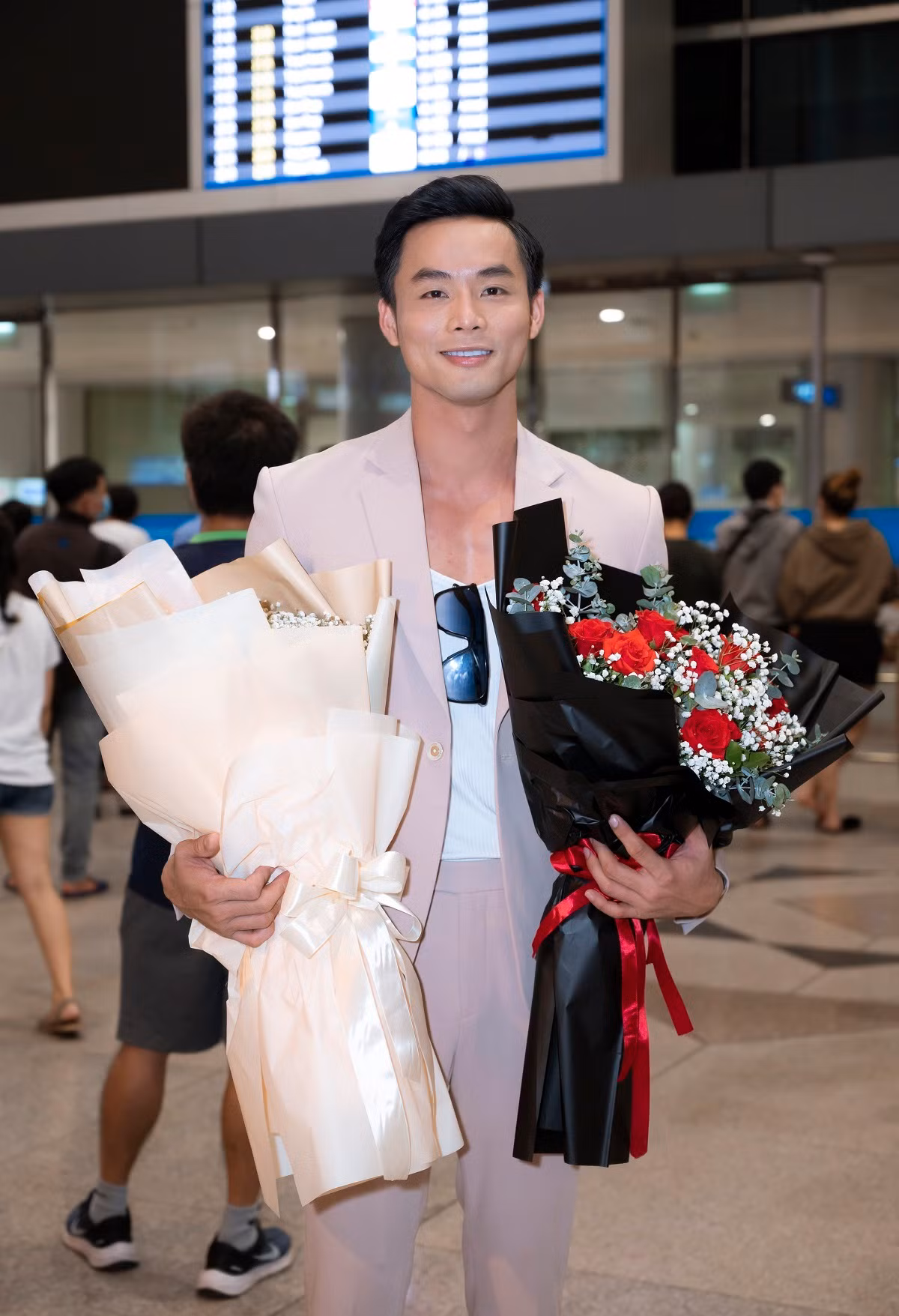 Á vương Vũ Linh xuất hiện giản dị tại sân bay Tân Sơn Nhất trong trang phục vest lịch lãm. Anh bày tỏ niềm hạnh phúc, vui mừng khi gặp lại người thân, bạn bè sau hơn nửa tháng chinh chiến nơi xứ người.