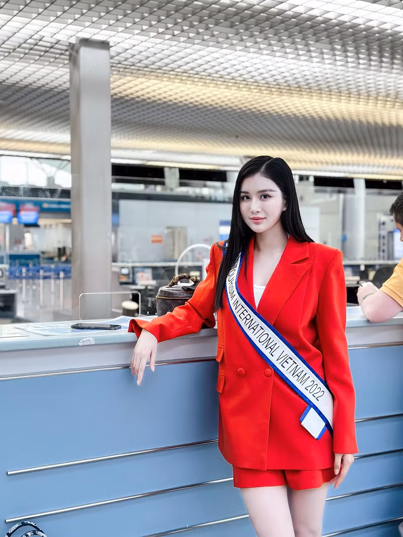 Người đẹp được 6 nhà thiết kế hỗ trợ trang phục tại cuộc thi như: Ngô Nhật Huy, NTK Hà Duy, NTK Vân Anh Scarlet, NTK Hoàng Tony, NTK Nguyễn Minh Tuấn và NTK Đoàn Phúc Thiện.