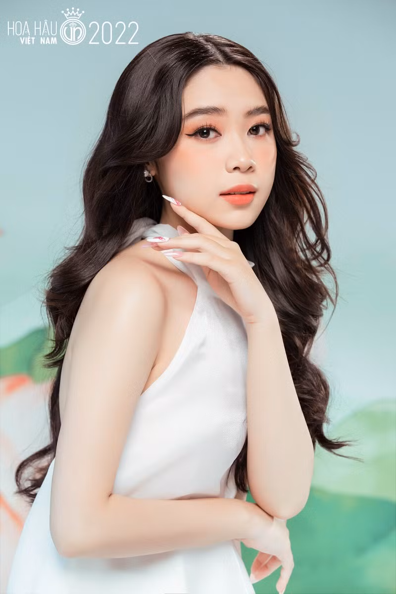 Bộ ảnh mới được thực hiện với tone màu hồng và trắng. Đây cũng là màu sắc thân thuộc của Hoa hậu Việt Nam từ trước đến nay.