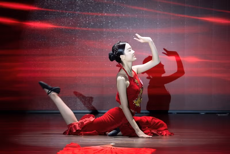 Hoàng Hương Giang biểu diễn tiết mục múa “Kẽo cà kẽo kẹt”. Trong từng điệu múa uyển chuyển, Hương Giang đã mang đến phần trình diễn mãn nhãn.