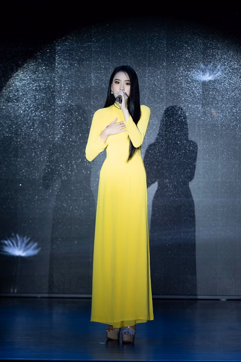 Lê Nguyễn Ngọc Hằng cũng tài năng không kém. Cô nàng để lại dấu ấn với khán giả khi lọt top 3 Người đẹp tài năng với tiết mục hát “Mẹ tôi”.