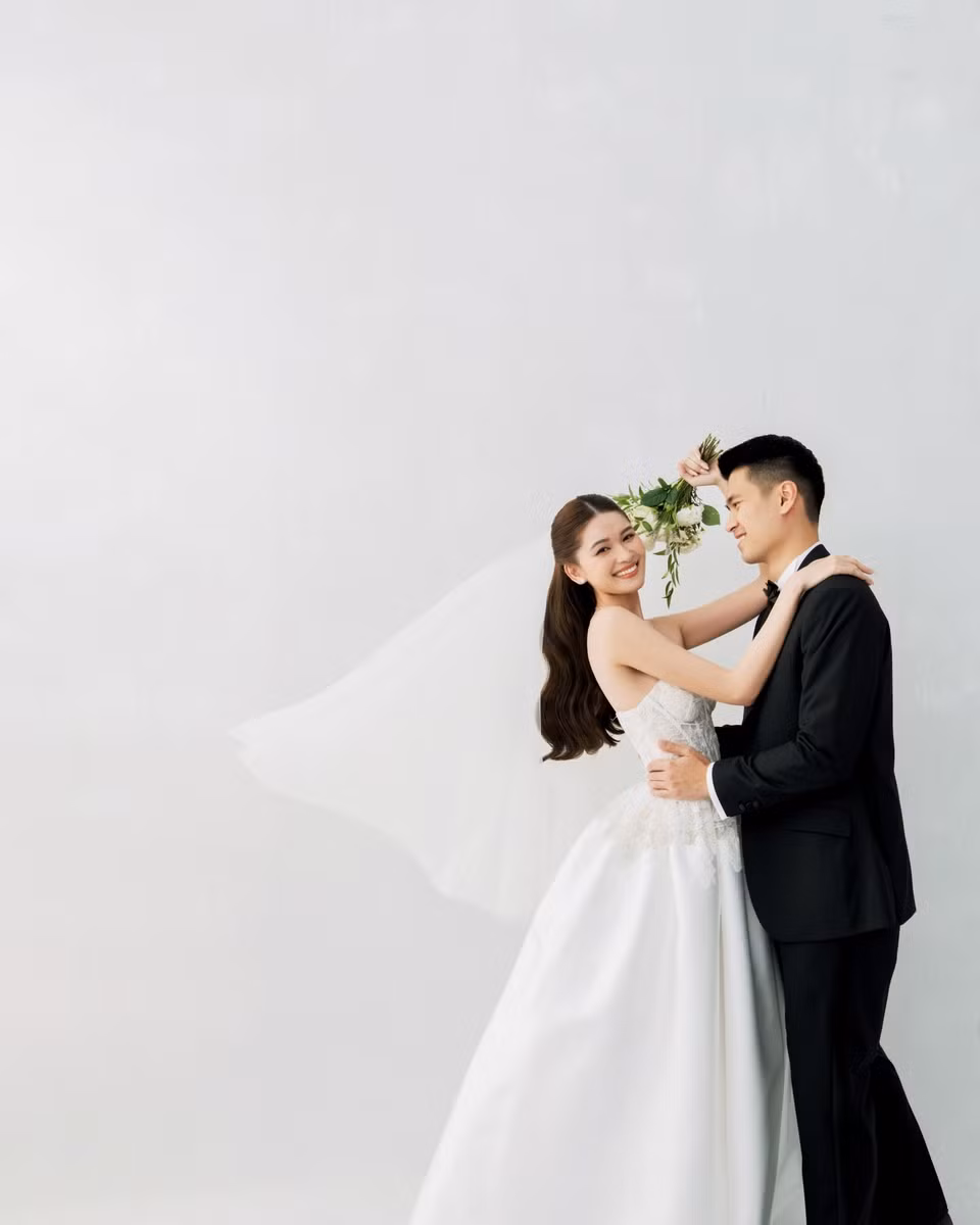 Chú rể doanh nhân lịch lãm với vest tối màu. Anh có chiều cao 1,83 m, vẻ ngoài điển trai. "Tôi khá kín tiếng về chuyện tình cảm hơn 4 năm qua nên chỉ gia đình, bạn bè thân thiết mới biết chân dung ông xã. Vì thế, trước buổi chụp ảnh, khi cả hai ngồi chờ trang điểm, ê-kíp cứ ngỡ chú rể là người mẫu vì anh có chiều cao nổi trội", Thùy Dung nhớ lại.