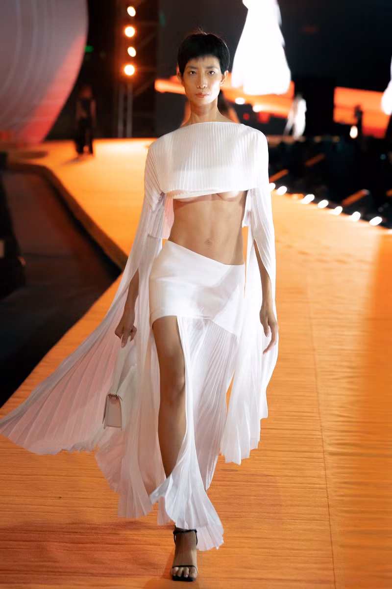 Song hành giữa cảm hứng Đông Phương và Tây Phương, BST “Figure” là cuộc chơi giữa những tỷ lệ đối nghịch: áo croptop kết hợp cùng chân váy midi, sơ mi cut-out kết hợp với chân váy mini tà chéo...