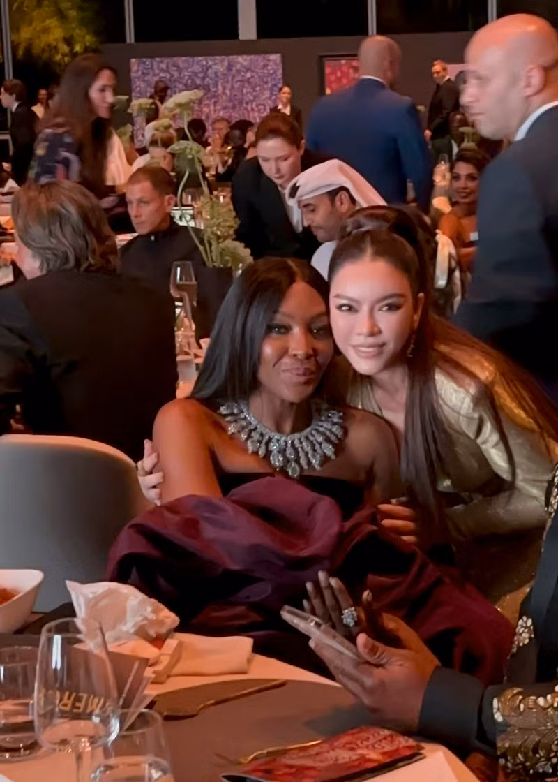 Naomi Campbell thân thiết với Lý Nhã Kỳ. Cả hai gặp nhau hàn huyên, ôm hôn, tay trong tay chia sẻ sau 3 năm bị gián đoạn vì COVID-19.