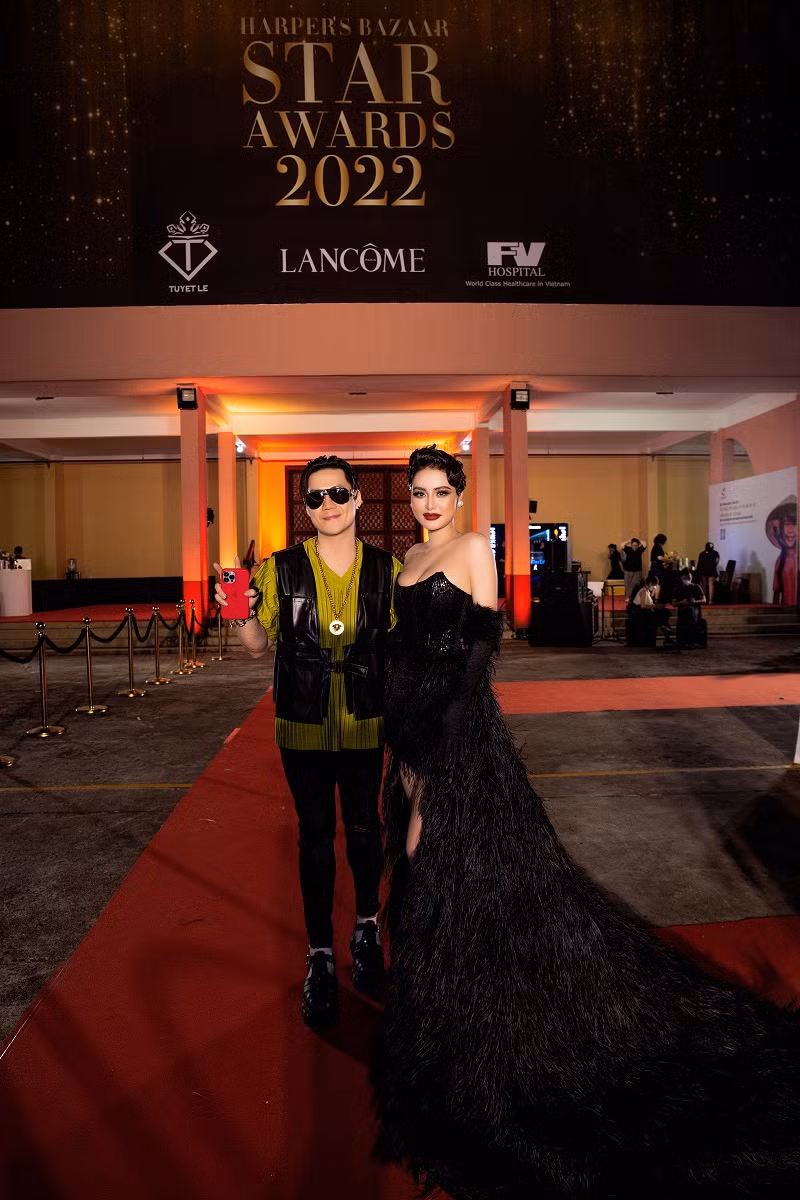 Theo Hoa hậu Di Khả Hân, khi thị trường showbiz mỗi ngày xuất hiện nhiều gương mặt mới, tiếp cận nhiều giá trị hiện đại thì việc thay đổi là điều cần thiết. Bởi đó là cách cô thể hiện sự tôn trọng dành cho khán giả. “Tôi không ngừng thay đổi và hoàn thiện mình hơn”, người đẹp nhấn mạnh.
