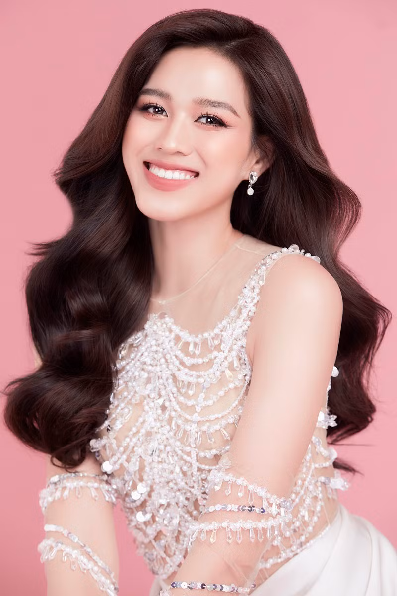 Hiện, Đỗ Thị Hà tích cực hoàn thành chương trình cử nhân tại trường Đại học Kinh tế Quốc dân mà cô đang theo học.