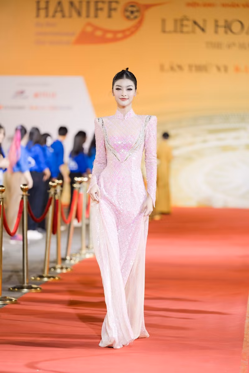 Á hậu – ca sĩ Lona diện thiết kế thanh lịch, đẹp nhẹ nhàng.