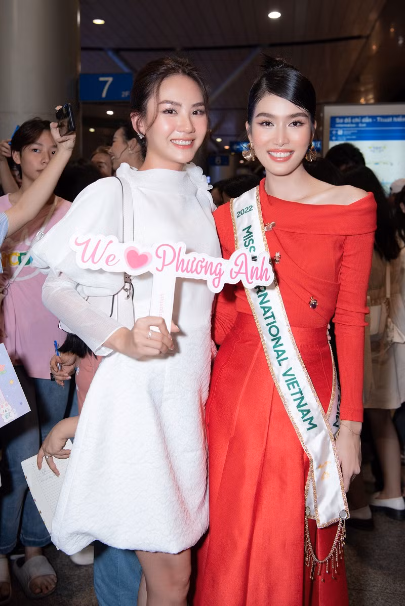 Hoa hậu Mai Phương đọ sắc xinh đẹp cùng Phương Anh.