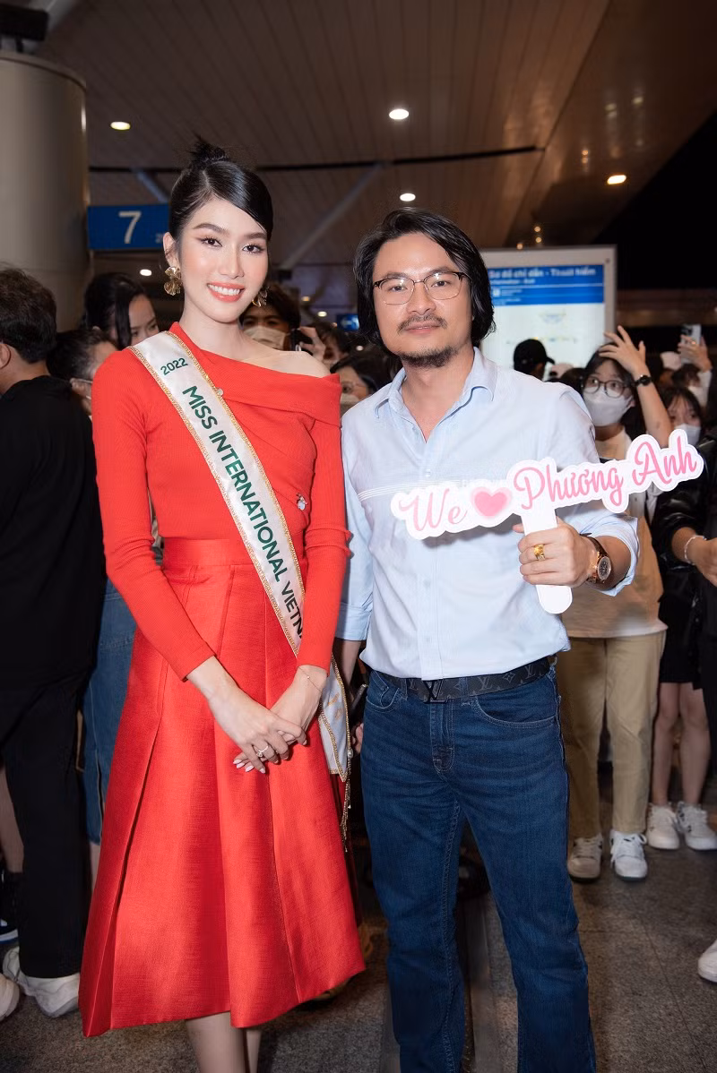Đạo diễn Hoàng Nhật Nam tiễn Phương Anh lên đường thi Hoa hậu Quốc tế 2022.