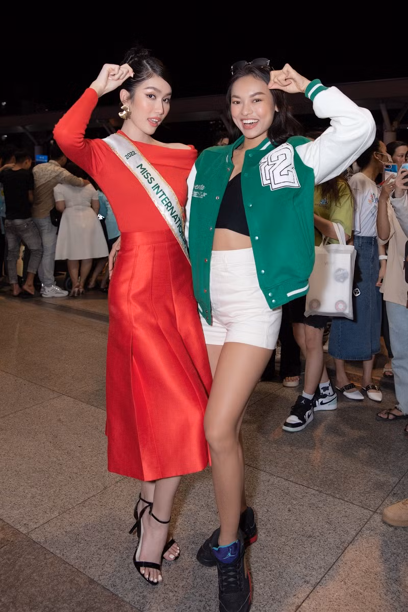 Á hậu Phương Anh tạo dáng bên Mai Ngô.