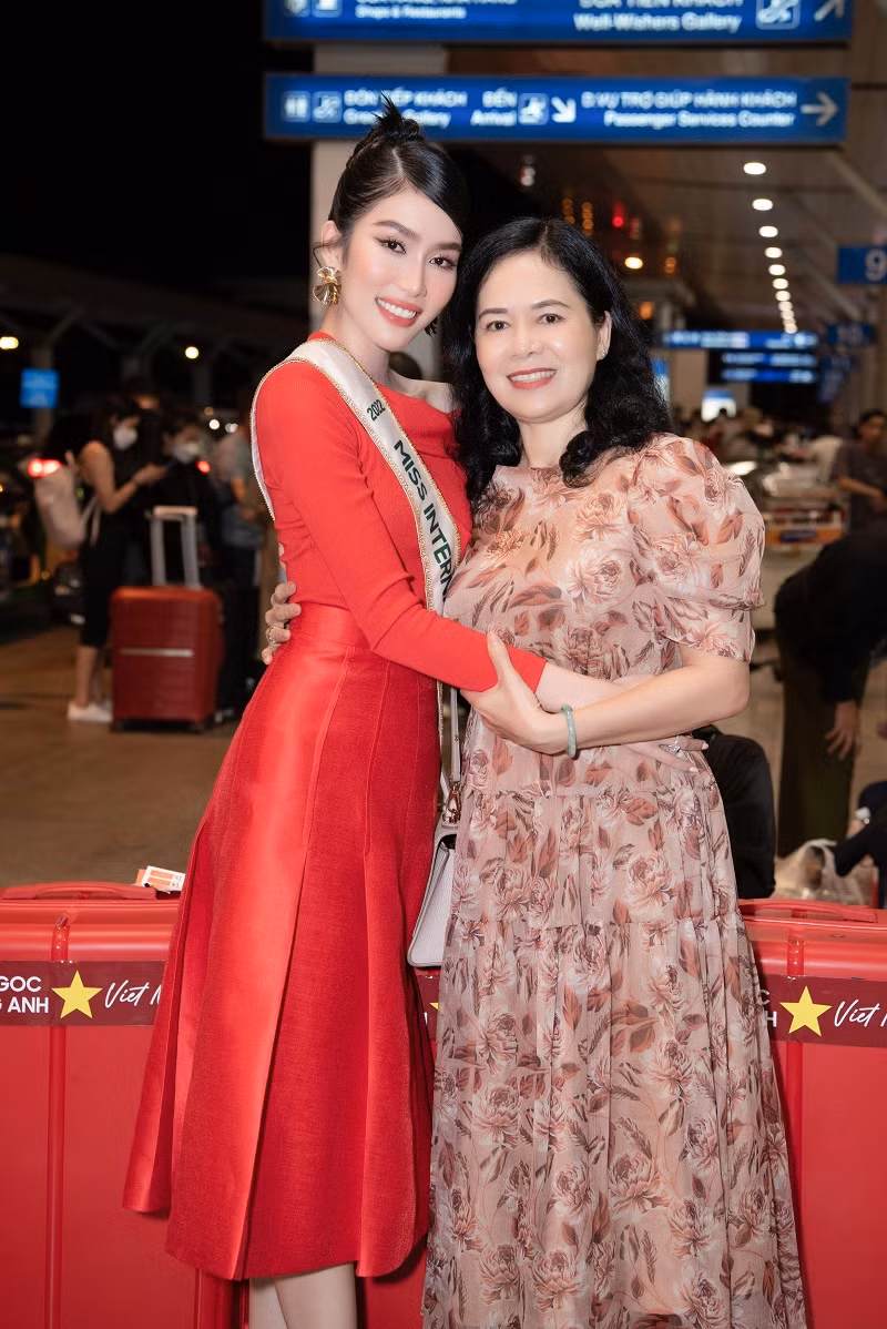 Trước tình cảm của người thân, bạn bè, Phương Anh không khỏi xúc động. Cô cho biết, được tham gia đấu trường nhan sắc quốc tế là vinh hạnh. Khi thấy mọi người đến chia vui khá đông đảo, cô cảm thấy như được tiếp thêm sức mạnh trong hành trình sắp tới.