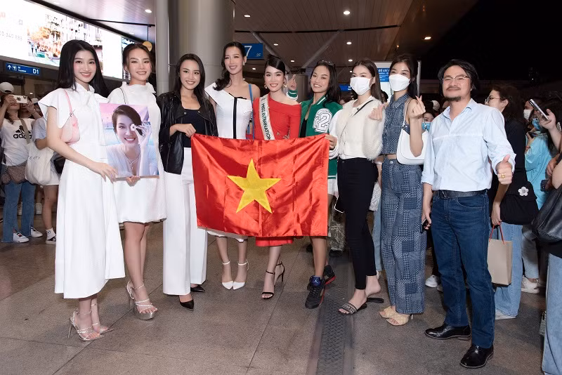 Phương Anh được dàn hoa á hậu đình đám của Vbiz đến cổ vũ.