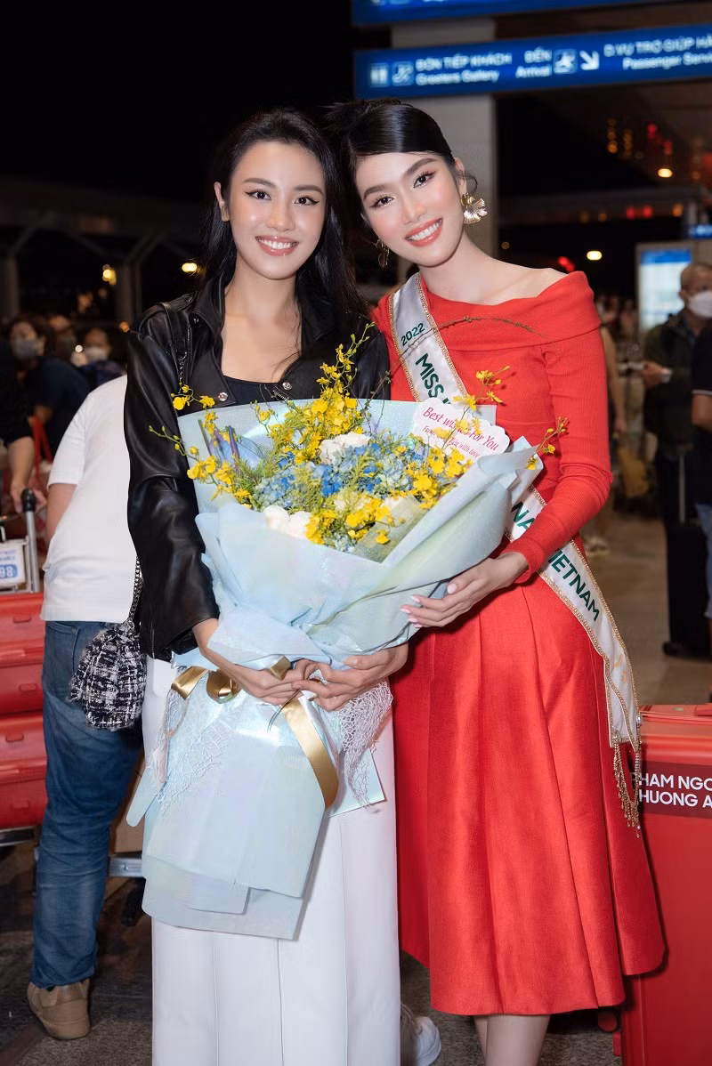 Á hậu Thủy Tiên chụp ảnh cùng Phương Anh.