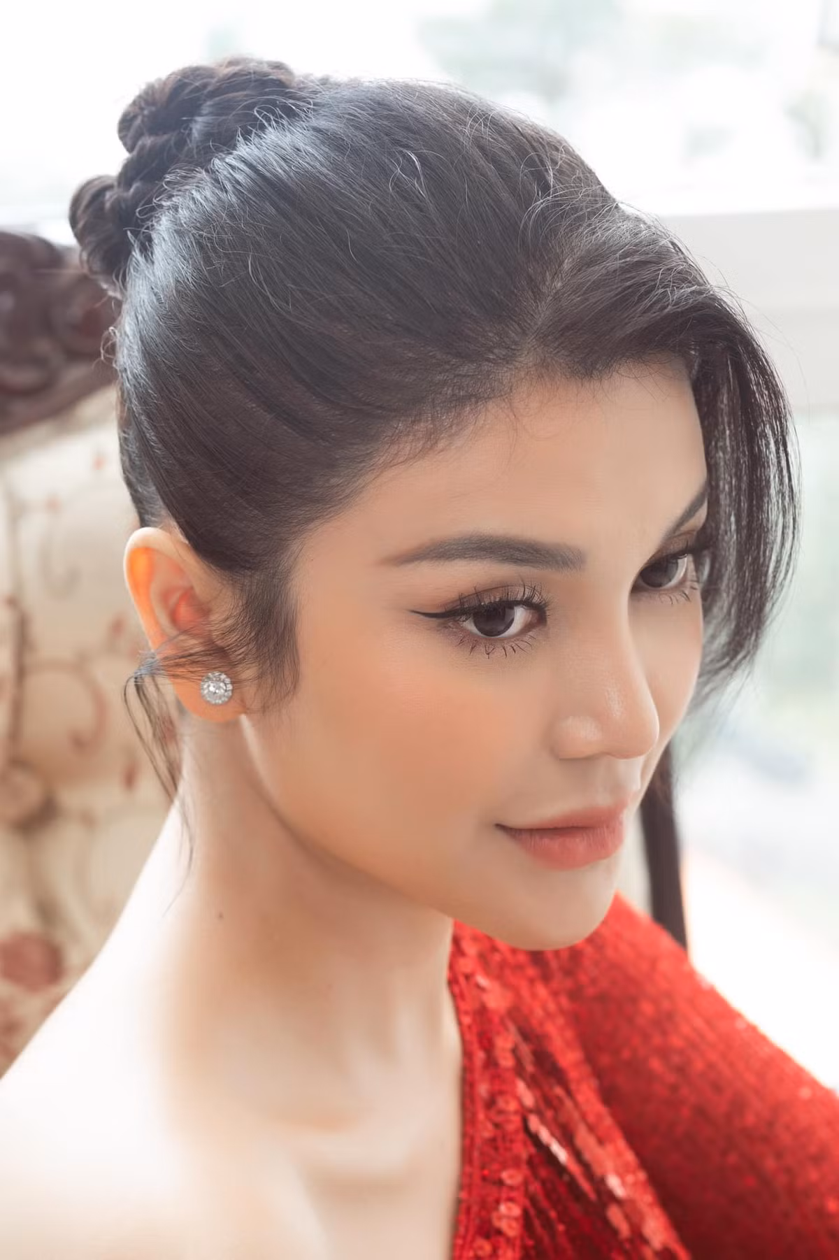 Trang phục giúp tôn lên làn da trắng nõn nà của cô nàng.