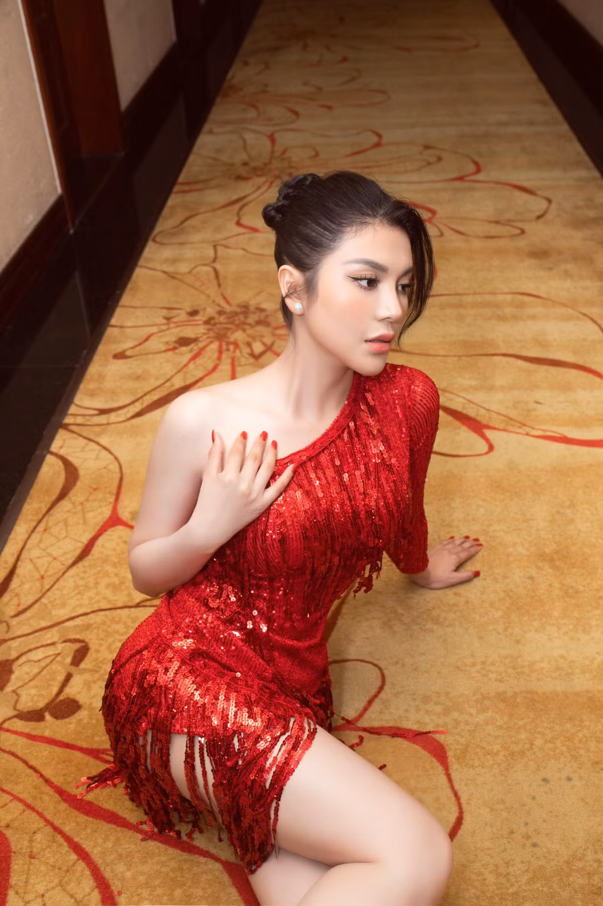Người đẹp gây chú ý khi ra mắt các ca khúc: "Là vì cô ta", "Em chọn độc thân", "Như chưa bao giờ yêu". Gần đây Lily Chen ra mắt dự án âm nhạc "Sinh ra để cô đơn".