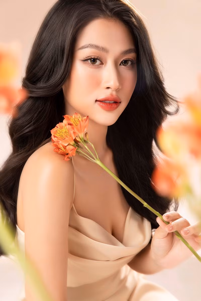 Có thể thấy, từ những phong cách khá chững chạc của Miss Grand Vietnam cho đến hình ảnh thanh lịch hay dịu dàng cô nàng đều có thể “cân” tất cả.