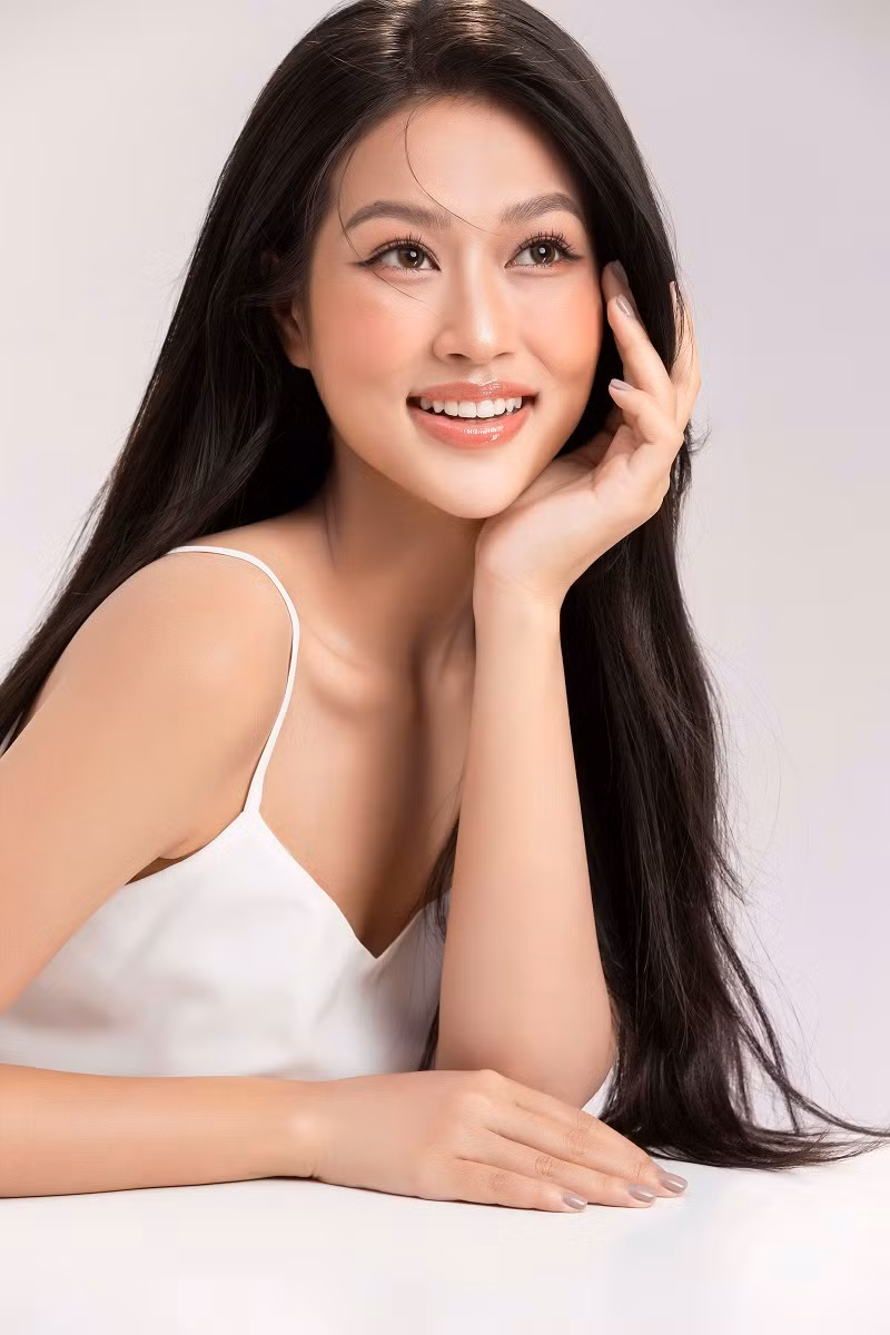 Nàng hậu đẹp trong trẻo khi chọn phong cách dịu dàng, nhẹ nhàng.