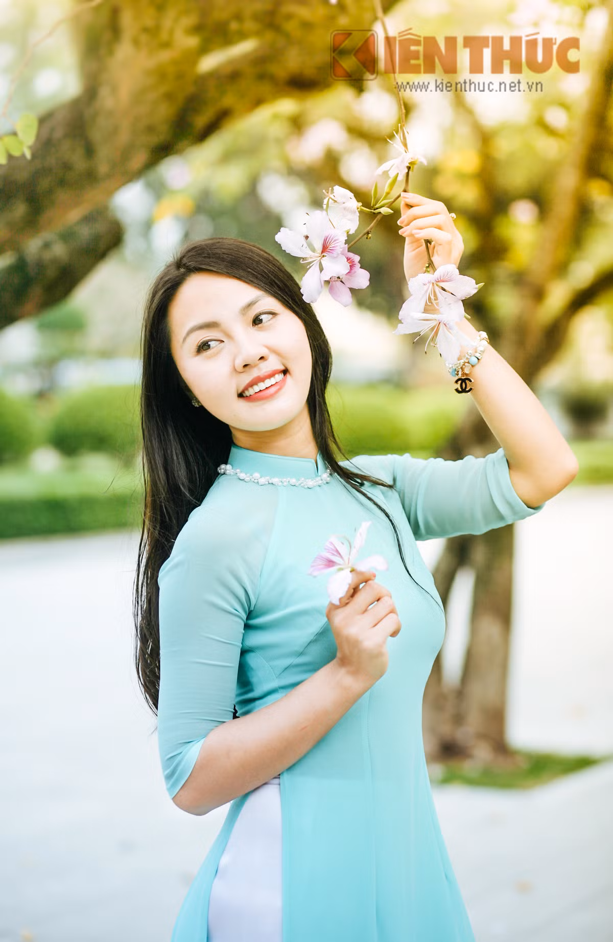 Gioi tre Ha thanh me dam hoa ban, hoa sua dua no-Hinh-9