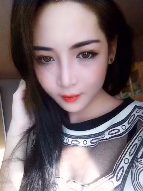"Khi xem lại chương trình Thay đổi cuộc sống, nhìn lại ca đại phẫu thuật ấy mới thấy mình quá dũng cảm!". Thanh Quỳnh còn cho biết thêm, trong quá trình làm phẫu thuật thẩm mỹ ở Hàn Quốc, ngoài đau đớn, cô còn phải chịu đựng sự cô đơn, không người thân, không internet, không điện thoại...