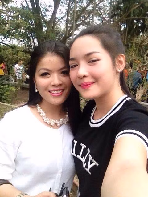 Thanh Quỳnh giờ đã rất xinh đẹp, dịp Tết nguyên đán vừa rồi, cô tự tin đi lễ chùa cùng người thân và chụp lại rất nhiều bức ảnh "tự sướng" đáng yêu, khoe nhan sắc xinh đẹp, hấp dẫn.