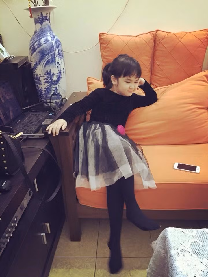 Bé Bảo Trân hay làm nũng mẹ mỗi khi ngái ngủ, đói bụng hay muốn ăn khuya. Vì bé có thân hình khá mũm mĩm nên chị Hương Ly thỉnh thoảng gọi con gái với biệt danh rất đáng yêu "Bà Ú".