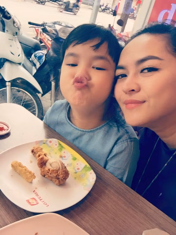 Bé Bảo Trân cũng rất thích chụp hình chung với mẹ. Hình ảnh hai mẹ con thường xuyên nhận được những lời khen đáng yêu, nhận xét về sự giống nhau.