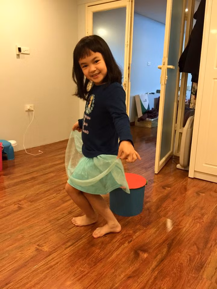 Với chị Hương Ly, bé Bảo Trân luôn là thiên thần nhỏ đáng yêu, còn nhỏ nhưng đã rất ý thức và chịu khó quan sát. Cũng chính vì điều này đã tác động đến khả năng nói chuyện như người lớn, lí luận giỏi của bé.