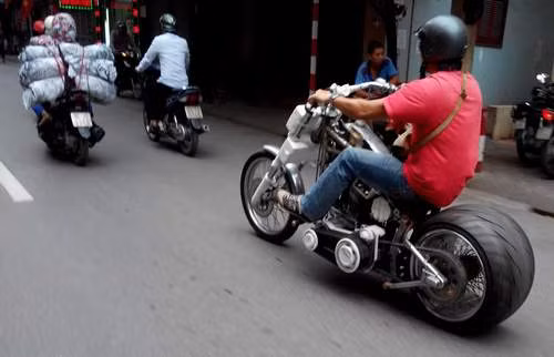 Độ, chế xe không còn là thú vui xa lạ với giới trẻ, người đam mê xe ở Việt Nam. Tuy nhiên việc tham độ quá lố có thể biến một chiếc "xe khủng" thành "xe khùng".