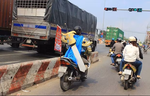 Đây là hình ảnh một chàng thanh niên, ăn mặc và hóa trang thành một nhân vật trong game LOL cực nổi tiếng. Chàng thanh niên mặc áo giáp, đeo thanh kiếm to sau lưng thu hút mọi ánh nhìn của người đi đường.