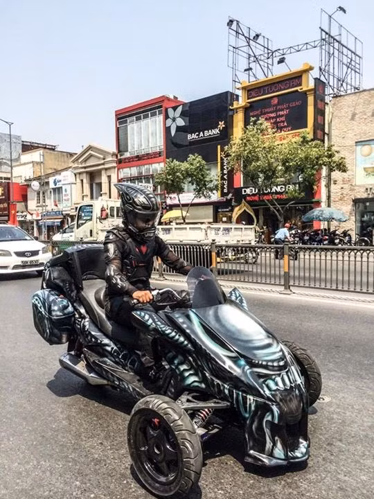 Tại TP HCM, nhân vật với nickname Đức Tào Phớ, có niềm đa mê xe cộ cũng thường xuyên tạo nên hình ảnh về những con quái vật, người ngoài hành tinh ung dung đi dạo trong thành phố.