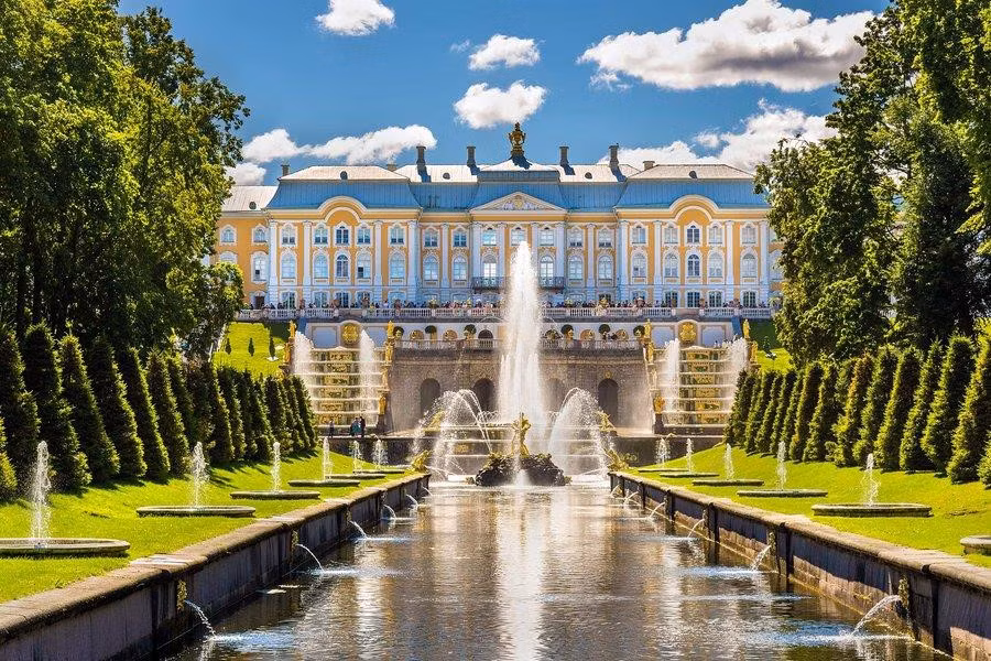 9. Petersburg, Nga: Các kênh đào ở đây đi qua một số địa danh nổi tiếng trong thành phố như bảo tàng Herm Hermes, nhà thờ và các lâu đài sở hữu lối kiến trúc nguy nga. Ảnh: Leonid Andronov.
