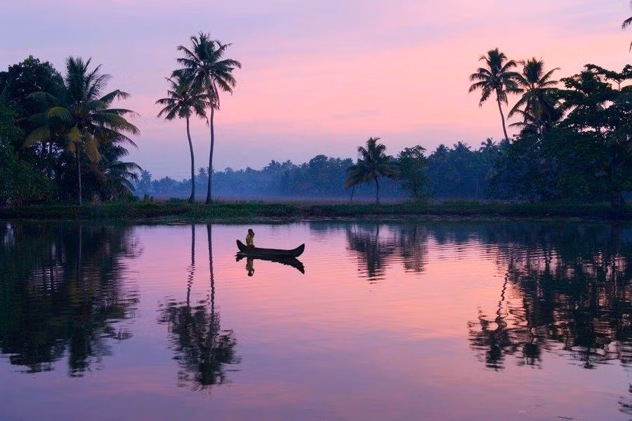 6. Alleppey, Kerala, Ấn Độ: Kênh đào này đang được mở rộng và đào sâu hơn để giúp dòng nước lưu thông. Khi đi dạo bằng thuyền vào buổi hoàng hôn, bạn sẽ có cảm giác thanh thản, yên bình. Ảnh: Stuart Black.
