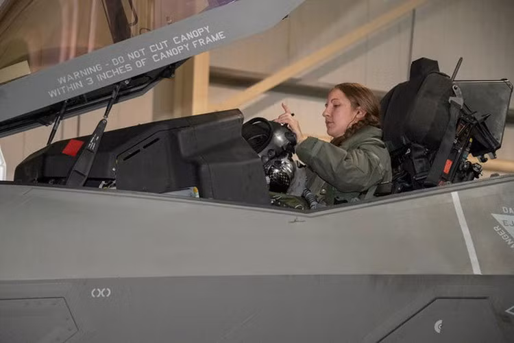 Đại úy Thompson bắt đầu sự nghiệp phi công của mình với tiêm kích đa năng F-16, sau đó được chuyển loại lái tiêm kích tàng hình F-35A.