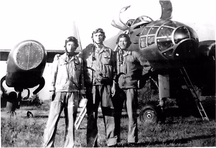 Vì nhiều lý do, mà mãi tới ngày 9/10/1972, máy bay ném bom Il-28 của Không quân Nhân dân Việt Nam mới xuất kích đánh chặn đầu (và cũng là trận cuối) vào căn cứ phỉ Vàng Pao và cố vấn Mỹ ở Buôn Loọng trên đất Lào. Ảnh: Tổ bay IL- 28 sau khi hoàn thành nhiệm vụ ở Lào, hạ cánh về sân bay an toàn - Nguồn: Tư liệu
