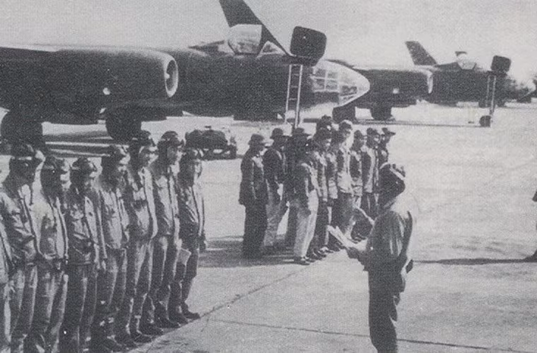 Tuy ở Liên Xô, máy bay ném bom Il-28 thuộc kiểu chiến thuật, tuy nhiên ở tầm Việt Nam thì nó thuộc hàng chiến lược. “Tuy Il-28 là máy bay ném bom chiến thuật nhưng đối với Việt Nam lúc đó thì Il-28 có thể xem là mang tầm chiến lược. Nghĩa là chỉ sử dụng vào thời điểm quan trọng nhất, cam go nhất phải mang được chiến thắng và có ý nghĩa. Đã ra quân là phải đánh thắng”, phi công Thân Xuân Hạnh từng cho biết Ảnh: Máy bay ném bom Il-28 trong trang bị Không quân Nhân dân Việt Nam - Nguồn: QĐND.