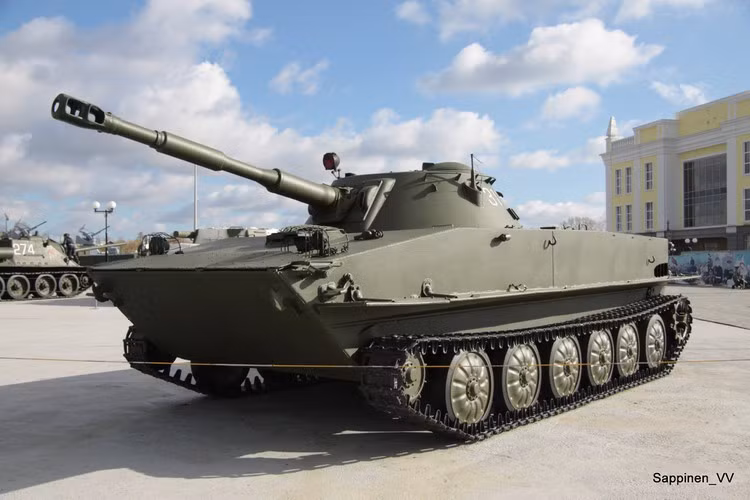 Vỏ giáp của xe tăng PT-76 làm bằng thép hàn, giúp bảo vệ binh lính trước vũ khí bộ binh nhẹ và mảnh đạn pháo. PT-76 có khả năng bơi với tốc độ tối đa 9 km/h nhờ hai động cơ phản lực nước gắn ở phía sau thân xe.
