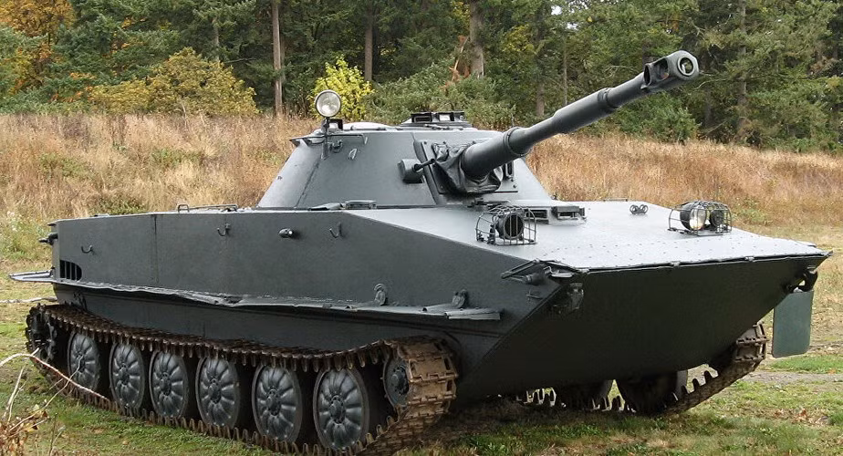 Vũ khí chính của PT-76 bao gồm pháo nòng xoắn D-56T cỡ 76,2 mm có tốc độ bắn tối đa từ 6 đến 8 phát/phút, tầm bắn tối đa trong vai trò bắn gián tiếp từ 12.000 - 13.290 m, tầm bắn thẳng hiệu quả chỉ hơn 1.000 m.