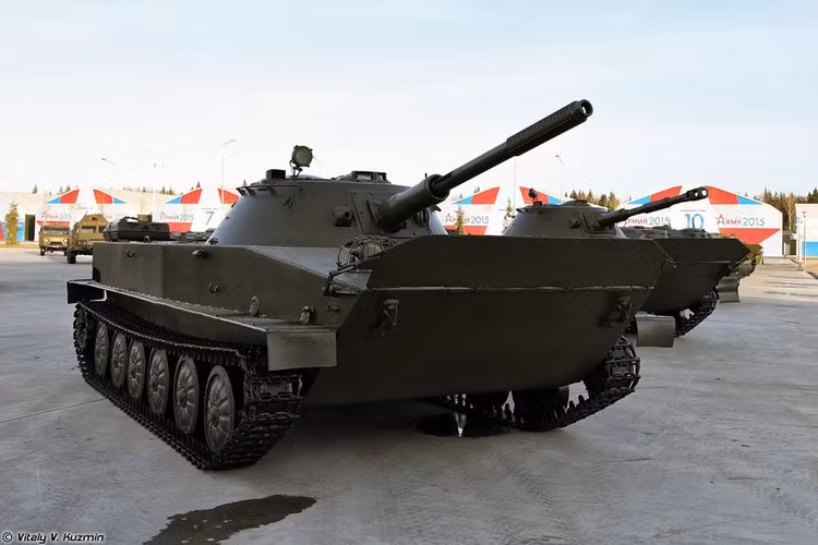 Vũ khí phụ của PT-76 gồm súng máy PKTM cỡ 7,62 mm gắn đồng trục ở bên phải pháo chính và nóc tháp pháo có thể được trang bị một súng máy phòng không 12,7 mm DShKM.