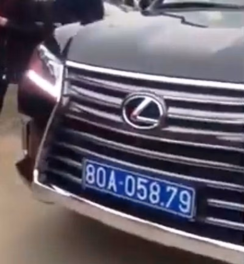 Xe sang Lexus dau deo bien xanh, duoi deo bien trang