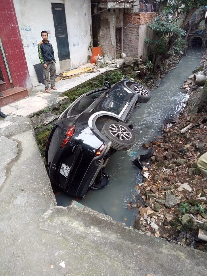 Nu tai xe lai Mazda CX5 lao thang xuong muong nuoc thai