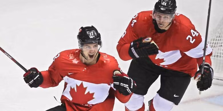 Khúc côn cầu (hay hockey) là môn thể thao quốc gia mùa đông của Canada. Còn bóng vợt (biến thể của khúc côn cầu) là môn thể thao mùa hè của quốc gia Bắc Mỹ này.